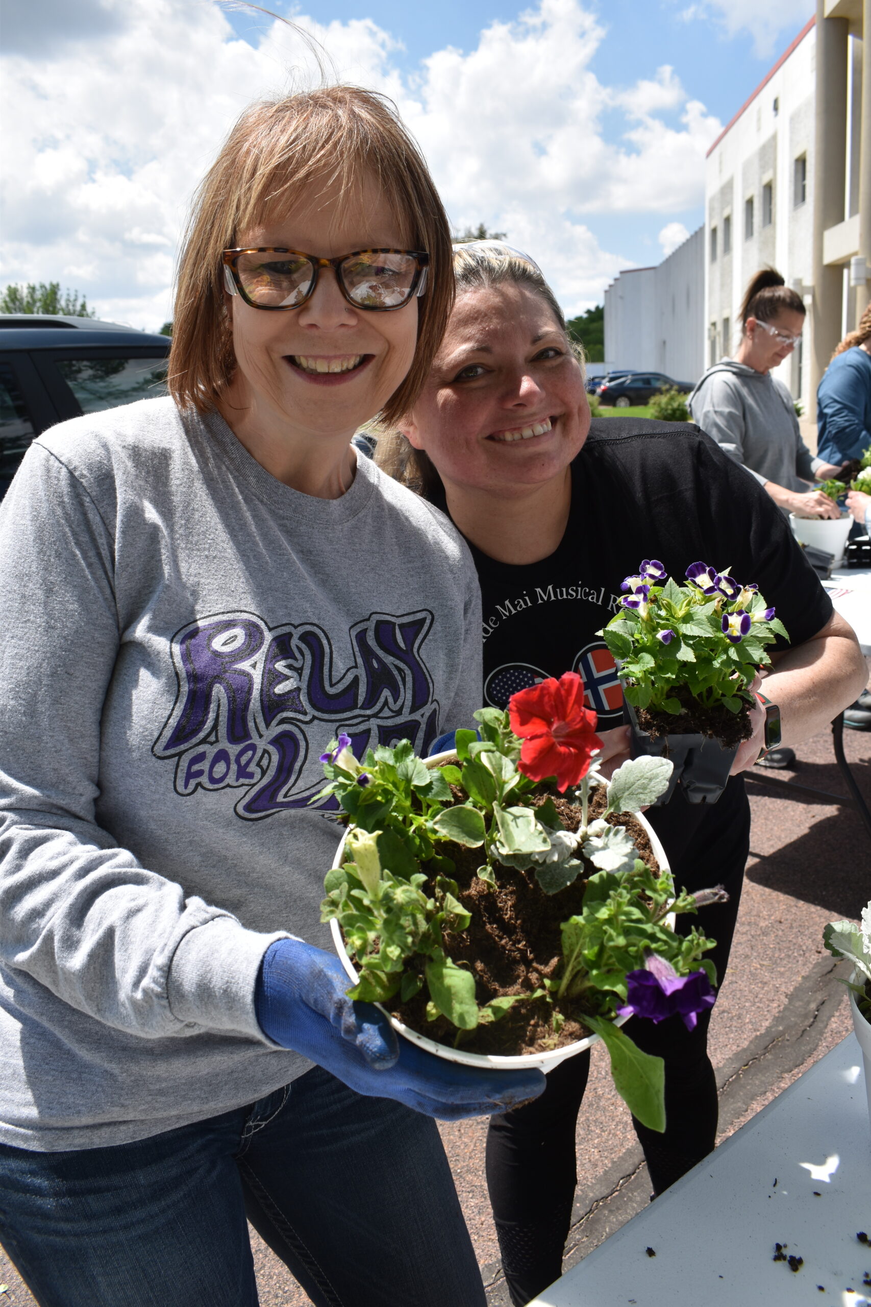 Parker Hannifin uses afternoon to plant for Memorial Day News, Sports